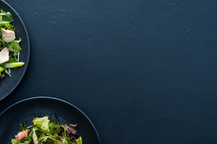 Piatto di insalata su sfondo blu. Cibo vegetariano. Una sana alimentazione biologica