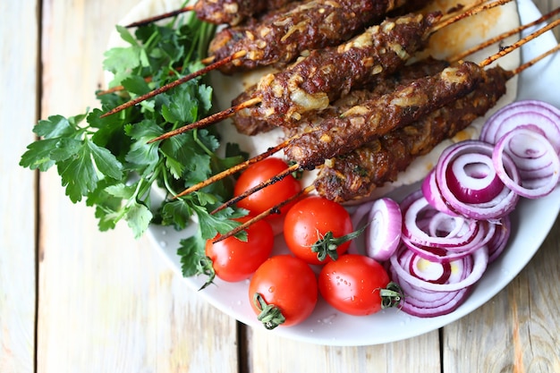 Piatto di kebab con erbe aromatiche e pane pita