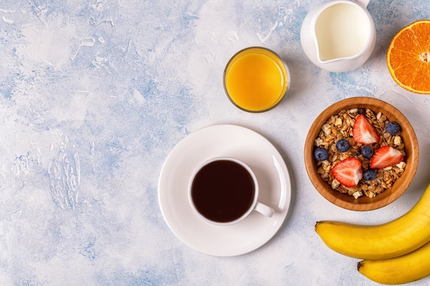 Piatto di laici deliziosa colazione con caffè