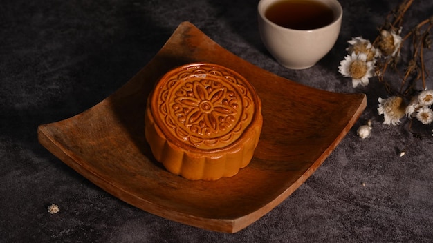 Piatto di legno della torta della luna che decora con fiori secchi Festa di metà autunno o festa tradizionale cinese