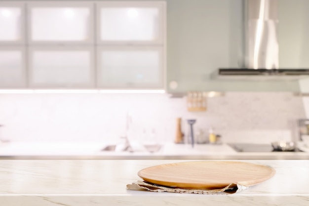 Piatto di legno sul tavolo di Mable in cucina