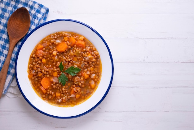 Piatto di lenticchie con chorizo di patate e sanguinaccio Stufato di lenticchie spagnolo tradizionale con verdure