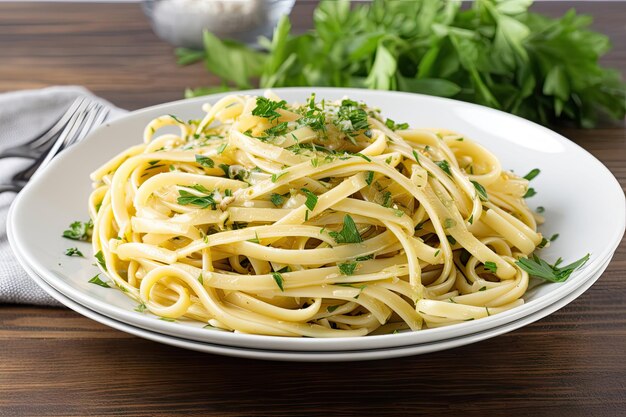 Piatto di linguine appena fatte condite con erbe fresche e aglio