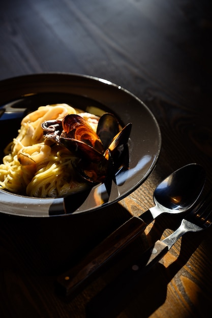 Piatto di linguine con salsa di crema di funghi di ostrica fresca.