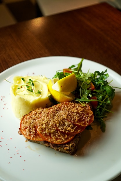 Piatto di maiale su un tavolo del ristorante