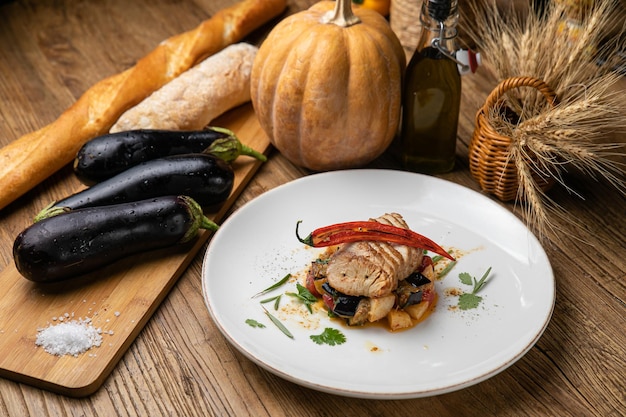 Piatto di melanzane in un ristorante su un tavolo di legno