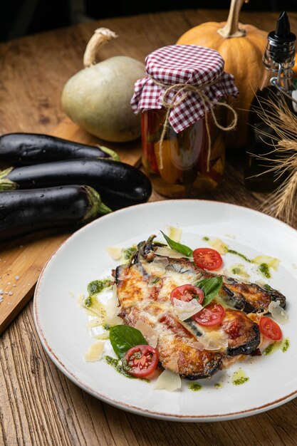 Piatto di melanzane in un ristorante su un tavolo di legno