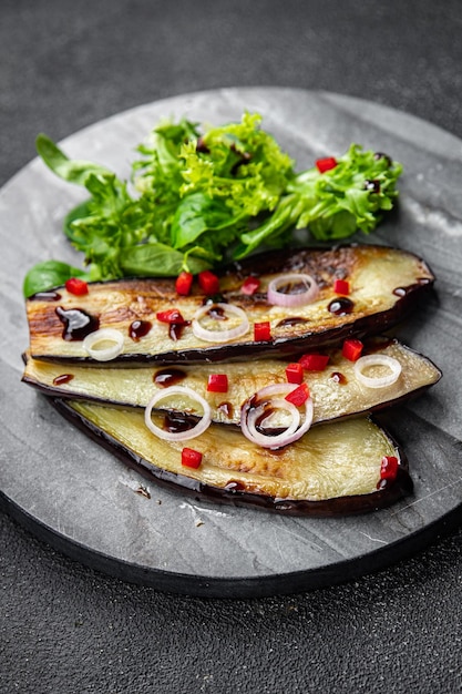 piatto di melanzane pomodoro peperone foglie verdi spuntino di verdure fritte sul tavolo copia spazio cibo