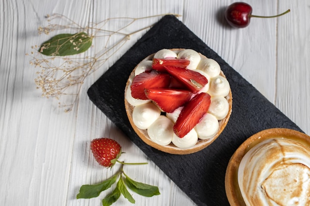 Piatto di mini tortino dolce con foto di dessert alla fragola