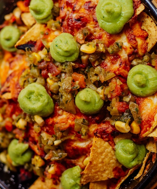 Piatto di nachos con formaggio di carne e guacamole