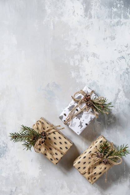 Piatto di Natale con regalo di Natale su uno sfondo di pietra grigia