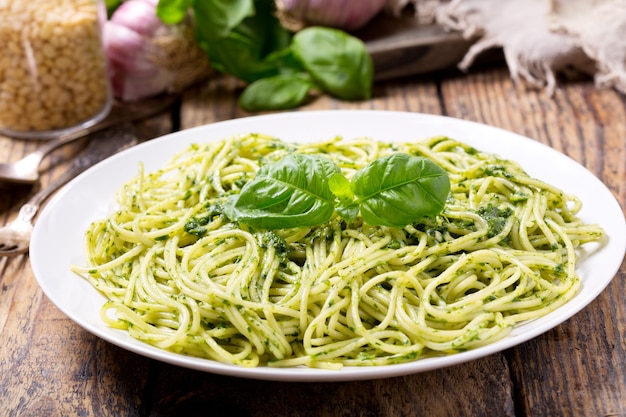 Piatto di pasta al pesto sulla tavola di legno