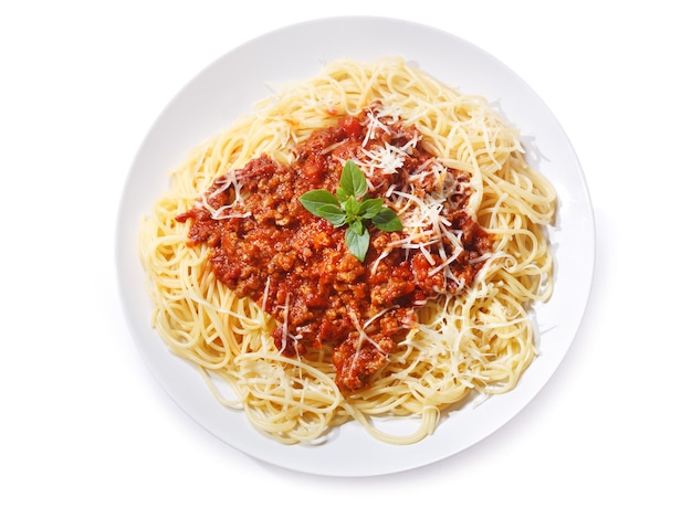 Piatto di pasta alla bolognese isolato su sfondo bianco, vista dall'alto