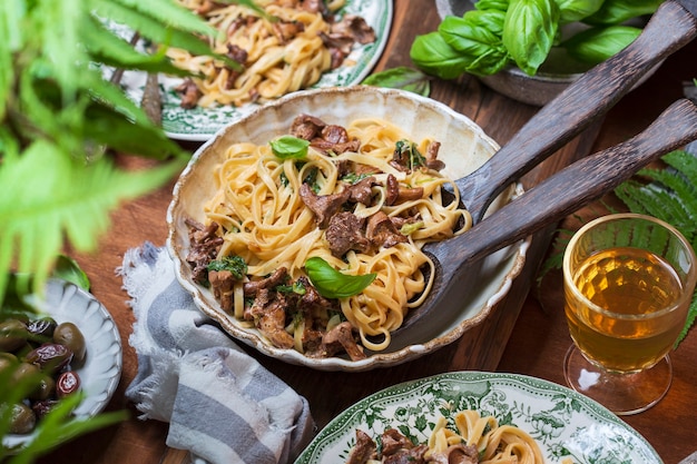 Piatto di pasta con finferli di bosco e basilico verde