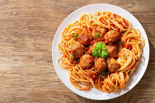 Piatto di pasta con polpette vista dall'alto