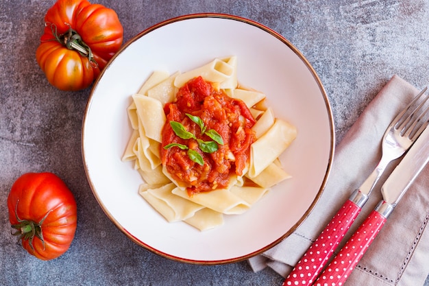 Piatto di pasta corta al pomodoro e basilico