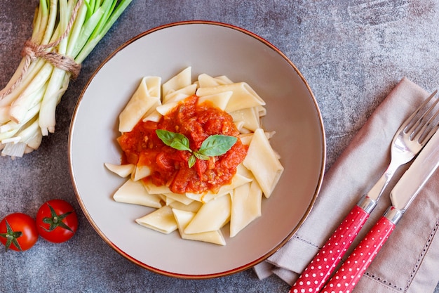 Piatto di pasta corta al pomodoro e basilico