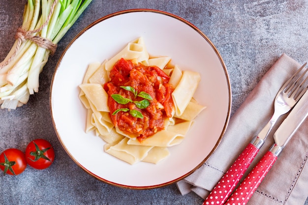 Piatto di pasta corta al pomodoro e basilico