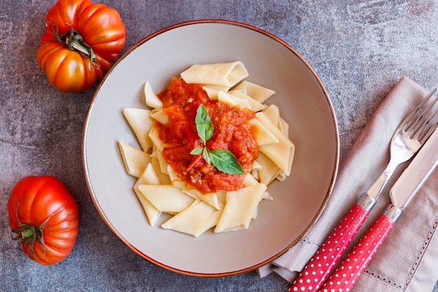 Piatto di pasta corta al pomodoro e basilico