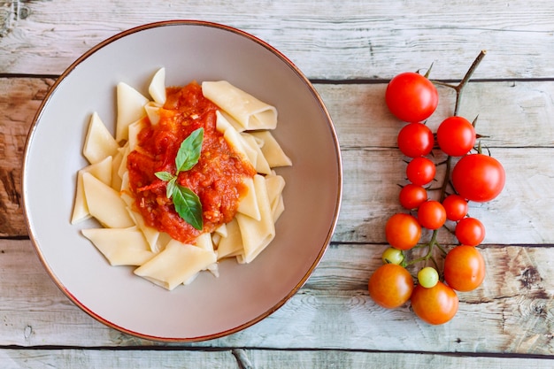 Piatto di pasta corta al pomodoro e basilico