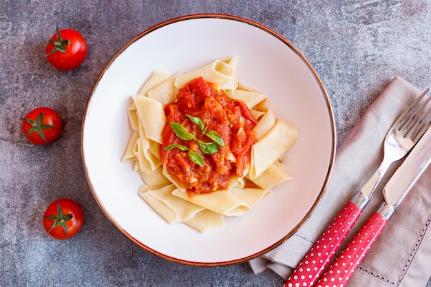 Piatto di pasta corta al pomodoro e basilico