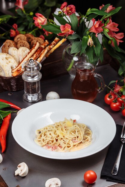 Piatto di pasta di pollo su un tavolo in legno rustico.