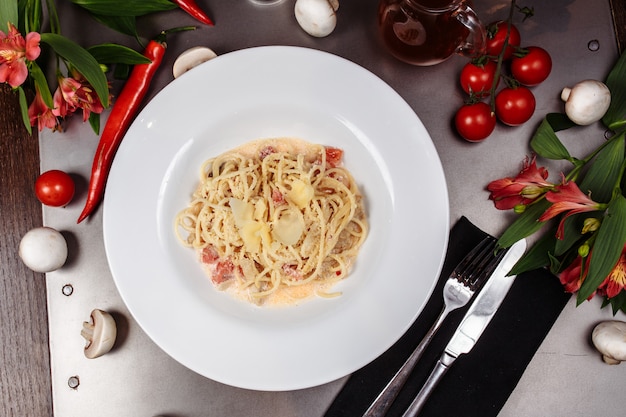 Piatto di pasta di pollo su un tavolo in legno rustico