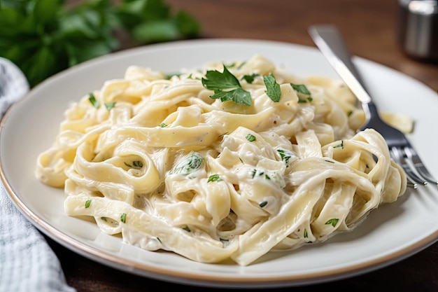 Piatto di pasta fatta in casa con cremosa salsa Alfredo e scaglie di parmigiano