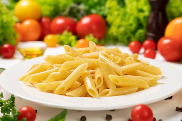 Piatto di pasta italiana cotta di penne