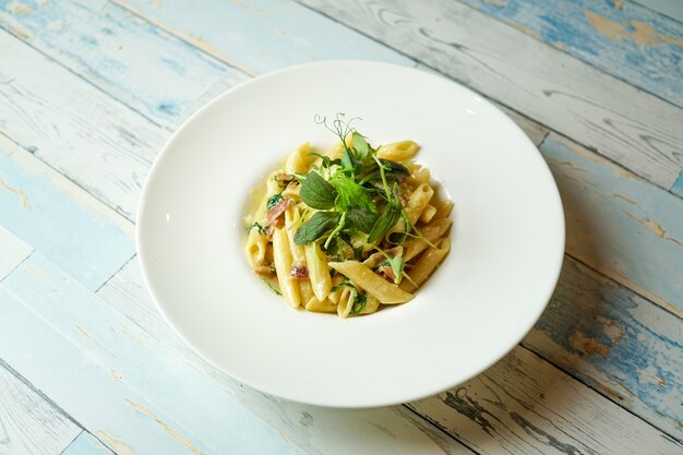 Piatto di pasta su un tavolo del ristorante