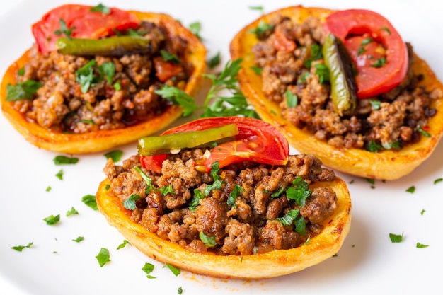 Piatto di patate al forno tradizionale turco con carne macinata Nome turco Patates karniyarik