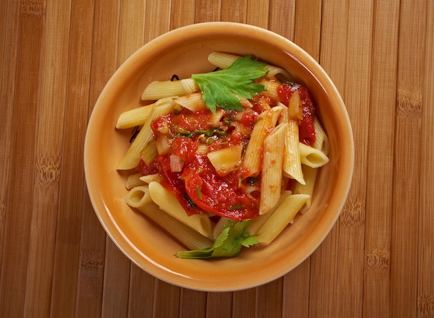 Piatto di penne rigate alla marinara .fattoria