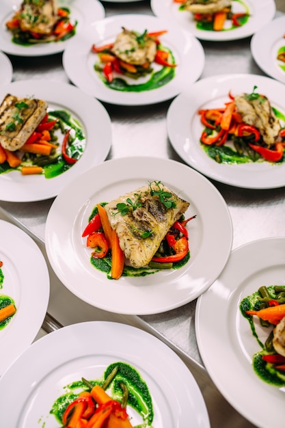 Piatto di pesce con verdure per la ristorazione. Molti piatti.