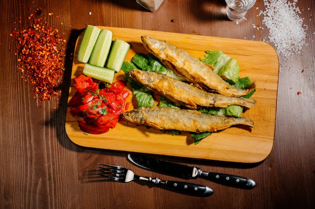 Piatto di pesce - filetto di pesce fritto con verdure.