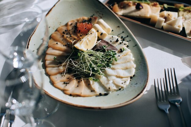 Piatto di pesce su un piatto ad un banchetto di nozze in un ristorante