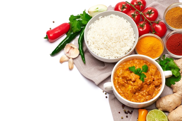 Piatto di pollo al curry tradizionale e set di spezie