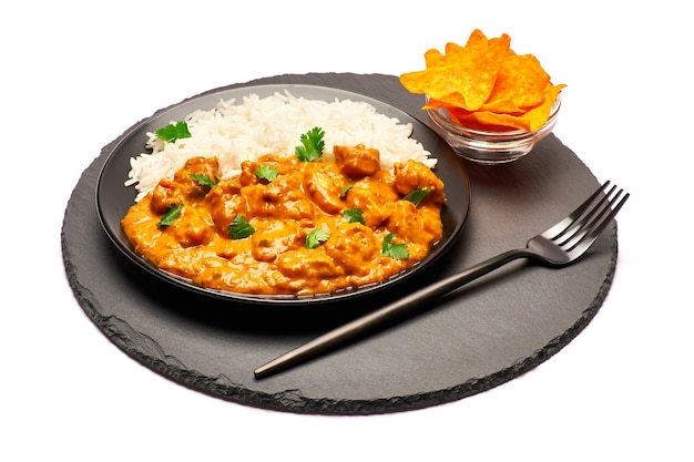 Piatto di pollo al curry tradizionale senza bordo di pietra che serve isolato