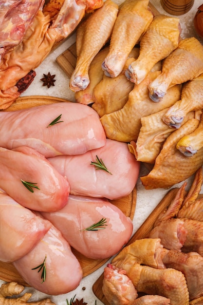 Piatto di pollo fresco da diverse parti di pollo cosce cosce ali Carne cruda assortita Cibo fresco di fattoria