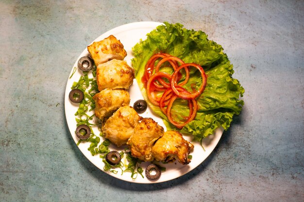 Piatto di pollo Reshmi tikka boti kabab con insalata in un piatto vista dall'alto del piatto barbecue mediorientale