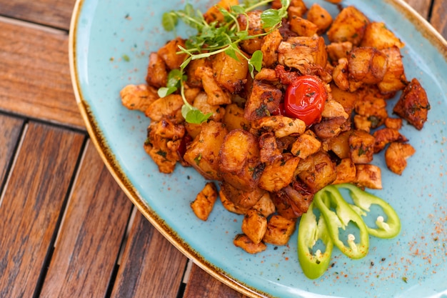 Piatto di pollo su un tavolo del ristorante