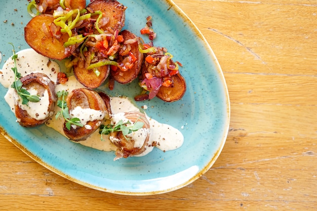 Piatto di pollo su un tavolo del ristorante