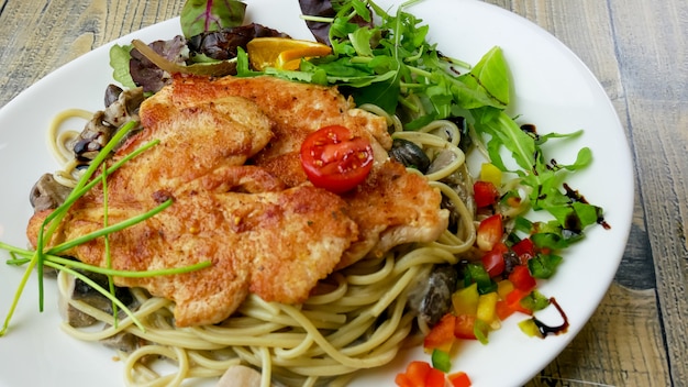 Piatto di pollo su un tavolo del ristorante