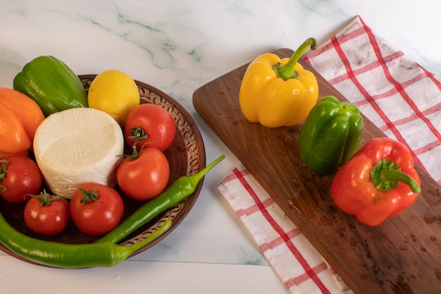 Piatto di pomodori con peperoni tricolori