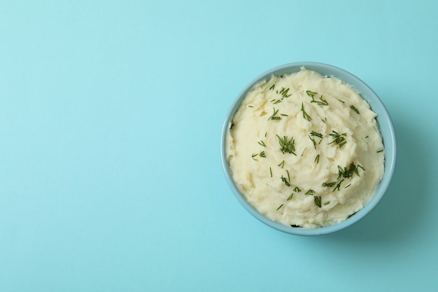 Piatto di purè di patate su sfondo blu