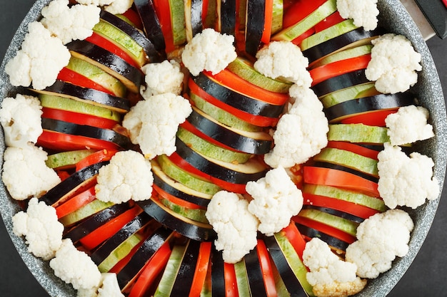 Piatto di Ratatouille di verdure fresche in un primo piano di padella.