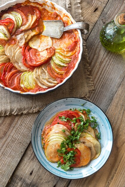 Piatto di ratatouille sul tavolo di legno