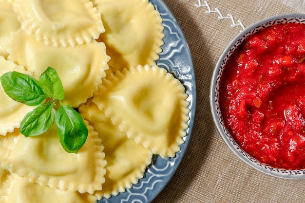 Piatto di ravioli freschi con salsa di pomodoro