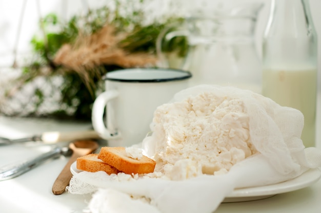 Piatto di ricotta fatta in casa