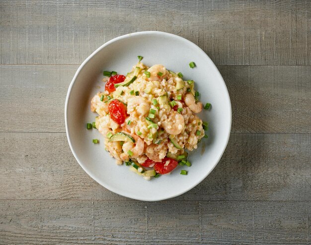 Piatto di risotto sul tavolo in legno vista dall'alto