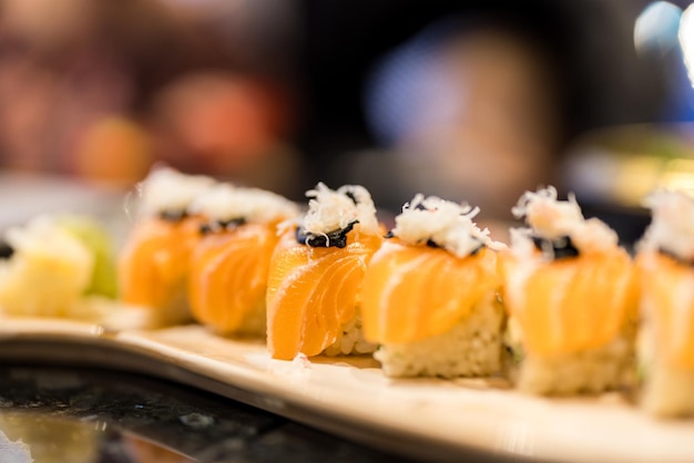 Piatto di rotoli di salmone maki in un ristorante giapponese